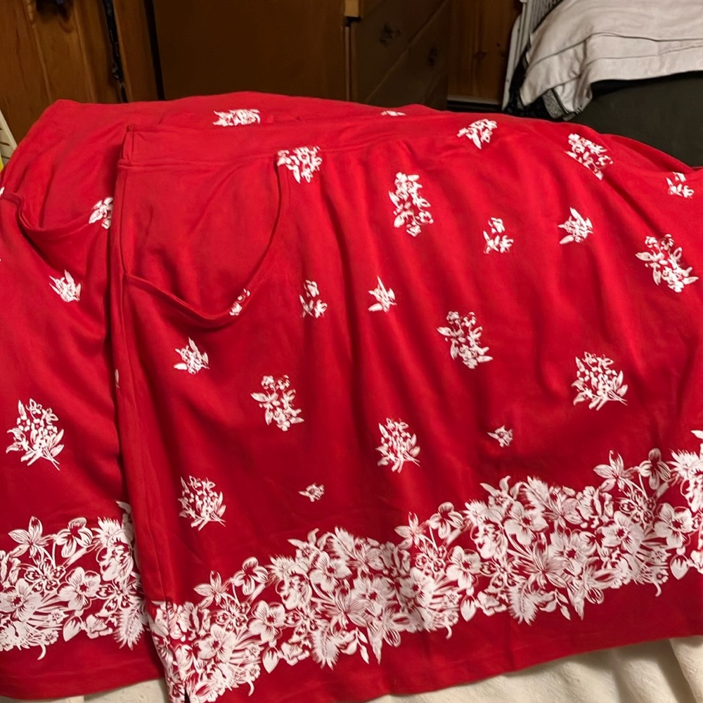 Two skirts: XL and XXL.. almost same measurements (xxl is slightly more loose)..